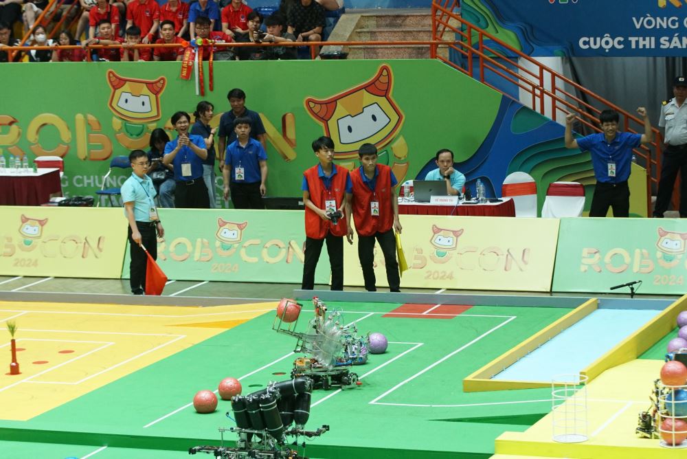 LH-NSMF và LH-UIS tiếp tục xác lập mùa vàng tại vòng bảng chung kết Robocon 2024