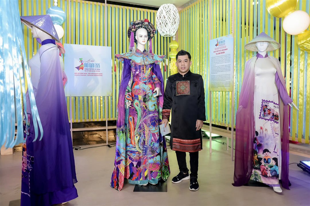 Công ty Thời trang DORII - Nhà tài trợ Kim cương kiến tạo diện mạo thời trang Nét Đẹp sinh viên Lạc Hồng 2026 Trong các cuộc thi dành cho sinh viên, yếu tố chuyên môn và tổ chức luôn được xem là nền tảng. Tuy nhiên, một “thước đo” khác đang ngày càng định hình giá trị của một sân chơi hiện đại - đó là chuẩn thẩm mỹ và mức độ đầu tư vào trải nghiệm hình ảnh. Đứng sau thương hiệu DORII là Đạo diễn - Nhà thiết kế Tạ Linh Nhân, người được nhiều khán giả yêu mến gọi bằng cái tên “phù thủy áo dài”. Anh là gương mặt sáng tạo nổi bật với những bộ sưu tập kết hợp hài hòa giữa tinh thần truyền thống và hơi thở hiện đại, góp phần lan tỏa vẻ đẹp văn hóa Việt Nam thông qua ngôn ngữ thời trang.   Đạo diễn - Nhà thiết kế Tạ Linh Nhân - Nhà tài trợ Kim cương Không chỉ hoạt động trong lĩnh vực thiết kế,  Đạo diễn - Nhà thiết kế Tạ Linh Nhân còn đảm nhiệm vai trò tổng đạo diễn, họa sĩ thiết kế sân khấu cho nhiều chương trình nghệ thuật quy mô lớn. Với tư duy sáng tạo đa chiều và dấu ấn nghệ thuật riêng biệt, anh đã góp phần tạo nên nhiều không gian trình diễn mang tính thẩm mỹ cao, đặc biệt trong các hoạt động văn hóa tại quê hương Quảng Ngãi và nhiều tỉnh thành trên cả nước. Việc Đạo diễn - Nhà thiết kế Tạ Linh Nhân đồng hành cùng Cuộc thi “Nét đẹp sinh viên Lạc Hồng 2026” với vai trò Nhà tài trợ Kim cương không dừng lại ở ý nghĩa hỗ trợ. Ở góc độ rộng hơn, đây là sự kết nối giữa nhà trường và một đại diện của lĩnh vực sáng tạo chuyên nghiệp, cùng hướng đến mục tiêu nâng cao chuẩn trải nghiệm và tiệm cận thực tiễn cho các thế hệ trẻ.  Điểm nhấn của sự đồng hành nằm ở việc nhà thiết kế sẽ trực tiếp thực hiện một bộ sưu tập áo dài hoàn toàn mới, sáng tác riêng cho đêm Chung kết diễn “Nét đẹp sinh viên Lạc Hồng 2026” ra vào ngày 21/5. Khi một bộ sưu tập được “đặt để” cho một sân khấu cụ thể, từng thiết kế không dừng lại ở yếu tố thẩm mỹ, mà được tính toán trên phương diện thông điệp, tinh thần và đối tượng thể hiện. Trong trường hợp này, đó là hình ảnh sinh viên Lạc Hồng - thế hệ trẻ đang trong quá trình định hình bản thân, kết nối giữa giá trị truyền thống và tư duy hiện đại. Giữa dòng chảy thời trang hiện đại, DORII đang từng bước khẳng định dấu ấn bằng hệ sinh thái sáng tạo đa lĩnh vực, nơi thời trang, nghệ thuật và giải trí cùng hòa quyện trong tinh thần đậm bản sắc Việt. Không chỉ phát triển các dòng thiết kế ứng dụng và trình diễn, DORII còn tạo dấu ấn qua DORII Fashion Week, Dorii Arts Academy và Dorii Pro - những hoạt động góp phần kết nối thời trang với văn hóa, nghệ thuật và các sự kiện quy mô lớn trong nước và Quốc tế.  Bên cạnh đó, việc tài trợ toàn bộ trang phục áo dài và dạ hội không chỉ hoàn thiện diện mạo đêm Chung kết, mà còn góp phần thiết lập một ngôn ngữ trình diễn chuyên nghiệp và nhất quán. Trong một sân chơi đề cao bản lĩnh cá nhân, sự đồng bộ này giúp thí sinh không bị phân tán bởi yếu tố bên ngoài, mà tập trung tối đa vào việc thể hiện phong thái, cá tính và năng lực của chính mình.  Ban Tổ chức đã có buổi trao đổi và làm việc cùng với   Đạo diễn - Nhà thiết kế Tạ Linh Nhân Qua đó, “Nét đẹp sinh viên Lạc Hồng 2026” từng bước được định hình như một không gian phát triển - nơi vẻ đẹp được nhìn nhận đa chiều, gắn với khả năng thể hiện, tư duy và dấu ấn cá nhân. Và trong hành trình ấy, sự đồng hành của những đối tác như  Đạo diễn - Nhà thiết kế Tạ Linh Nhân không những góp phần nâng tầm chất lượng cuộc thi, mà còn mở rộng giới hạn trải nghiệm cho sinh viên - phù hợp với định hướng đào tạo gắn liền thực tiễn mà Trường Đại học Lạc Hồng đang theo đuổi. Ban Tổ chức trân trọng ghi nhận và gửi lời cảm ơn đến  Đạo diễn - Nhà thiết kế Tạ Linh Nhân cùng các đơn vị đồng hành đã tin tưởng, hỗ trợ và góp phần tạo nên một mùa giải được đầu tư bài bản, chuyên nghiệp. Sự đồng hành này vừa mang ý nghĩa về mặt tổ chức, vừa trở thành nguồn lực quan trọng giúp sinh viên có thêm cơ hội trải nghiệm, phát triển và khẳng định chính mình. Theo lịch trình, Đêm chung kết “Nét đẹp sinh viên Lạc Hồng 2026” sẽ được tổ chức vào ngày 21/05 tạiTrung tâm hội nghị Golden Lotus (Số 105, đường Hà Huy Giáp, khu phố Khánh Hưng, phường Trấn Biên, thành phố Đồng Nai)