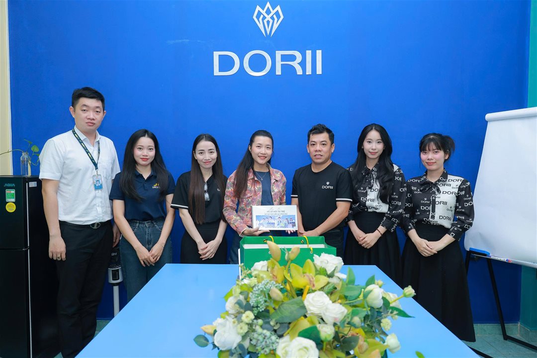 Công ty Thời trang DORII - Nhà tài trợ Kim cương kiến tạo diện mạo thời trang Nét Đẹp sinh viên Lạc Hồng 2026 Trong các cuộc thi dành cho sinh viên, yếu tố chuyên môn và tổ chức luôn được xem là nền tảng. Tuy nhiên, một “thước đo” khác đang ngày càng định hình giá trị của một sân chơi hiện đại - đó là chuẩn thẩm mỹ và mức độ đầu tư vào trải nghiệm hình ảnh. Đứng sau thương hiệu DORII là Đạo diễn - Nhà thiết kế Tạ Linh Nhân, người được nhiều khán giả yêu mến gọi bằng cái tên “phù thủy áo dài”. Anh là gương mặt sáng tạo nổi bật với những bộ sưu tập kết hợp hài hòa giữa tinh thần truyền thống và hơi thở hiện đại, góp phần lan tỏa vẻ đẹp văn hóa Việt Nam thông qua ngôn ngữ thời trang.   Đạo diễn - Nhà thiết kế Tạ Linh Nhân - Nhà tài trợ Kim cương Không chỉ hoạt động trong lĩnh vực thiết kế,  Đạo diễn - Nhà thiết kế Tạ Linh Nhân còn đảm nhiệm vai trò tổng đạo diễn, họa sĩ thiết kế sân khấu cho nhiều chương trình nghệ thuật quy mô lớn. Với tư duy sáng tạo đa chiều và dấu ấn nghệ thuật riêng biệt, anh đã góp phần tạo nên nhiều không gian trình diễn mang tính thẩm mỹ cao, đặc biệt trong các hoạt động văn hóa tại quê hương Quảng Ngãi và nhiều tỉnh thành trên cả nước. Việc Đạo diễn - Nhà thiết kế Tạ Linh Nhân đồng hành cùng Cuộc thi “Nét đẹp sinh viên Lạc Hồng 2026” với vai trò Nhà tài trợ Kim cương không dừng lại ở ý nghĩa hỗ trợ. Ở góc độ rộng hơn, đây là sự kết nối giữa nhà trường và một đại diện của lĩnh vực sáng tạo chuyên nghiệp, cùng hướng đến mục tiêu nâng cao chuẩn trải nghiệm và tiệm cận thực tiễn cho các thế hệ trẻ.  Điểm nhấn của sự đồng hành nằm ở việc nhà thiết kế sẽ trực tiếp thực hiện một bộ sưu tập áo dài hoàn toàn mới, sáng tác riêng cho đêm Chung kết diễn “Nét đẹp sinh viên Lạc Hồng 2026” ra vào ngày 21/5. Khi một bộ sưu tập được “đặt để” cho một sân khấu cụ thể, từng thiết kế không dừng lại ở yếu tố thẩm mỹ, mà được tính toán trên phương diện thông điệp, tinh thần và đối tượng thể hiện. Trong trường hợp này, đó là hình ảnh sinh viên Lạc Hồng - thế hệ trẻ đang trong quá trình định hình bản thân, kết nối giữa giá trị truyền thống và tư duy hiện đại. Giữa dòng chảy thời trang hiện đại, DORII đang từng bước khẳng định dấu ấn bằng hệ sinh thái sáng tạo đa lĩnh vực, nơi thời trang, nghệ thuật và giải trí cùng hòa quyện trong tinh thần đậm bản sắc Việt. Không chỉ phát triển các dòng thiết kế ứng dụng và trình diễn, DORII còn tạo dấu ấn qua DORII Fashion Week, Dorii Arts Academy và Dorii Pro - những hoạt động góp phần kết nối thời trang với văn hóa, nghệ thuật và các sự kiện quy mô lớn trong nước và Quốc tế.  Bên cạnh đó, việc tài trợ toàn bộ trang phục áo dài và dạ hội không chỉ hoàn thiện diện mạo đêm Chung kết, mà còn góp phần thiết lập một ngôn ngữ trình diễn chuyên nghiệp và nhất quán. Trong một sân chơi đề cao bản lĩnh cá nhân, sự đồng bộ này giúp thí sinh không bị phân tán bởi yếu tố bên ngoài, mà tập trung tối đa vào việc thể hiện phong thái, cá tính và năng lực của chính mình.  Ban Tổ chức đã có buổi trao đổi và làm việc cùng với   Đạo diễn - Nhà thiết kế Tạ Linh Nhân Qua đó, “Nét đẹp sinh viên Lạc Hồng 2026” từng bước được định hình như một không gian phát triển - nơi vẻ đẹp được nhìn nhận đa chiều, gắn với khả năng thể hiện, tư duy và dấu ấn cá nhân. Và trong hành trình ấy, sự đồng hành của những đối tác như  Đạo diễn - Nhà thiết kế Tạ Linh Nhân không những góp phần nâng tầm chất lượng cuộc thi, mà còn mở rộng giới hạn trải nghiệm cho sinh viên - phù hợp với định hướng đào tạo gắn liền thực tiễn mà Trường Đại học Lạc Hồng đang theo đuổi. Ban Tổ chức trân trọng ghi nhận và gửi lời cảm ơn đến  Đạo diễn - Nhà thiết kế Tạ Linh Nhân cùng các đơn vị đồng hành đã tin tưởng, hỗ trợ và góp phần tạo nên một mùa giải được đầu tư bài bản, chuyên nghiệp. Sự đồng hành này vừa mang ý nghĩa về mặt tổ chức, vừa trở thành nguồn lực quan trọng giúp sinh viên có thêm cơ hội trải nghiệm, phát triển và khẳng định chính mình. Theo lịch trình, Đêm chung kết “Nét đẹp sinh viên Lạc Hồng 2026” sẽ được tổ chức vào ngày 21/05 tạiTrung tâm hội nghị Golden Lotus (Số 105, đường Hà Huy Giáp, khu phố Khánh Hưng, phường Trấn Biên, thành phố Đồng Nai)