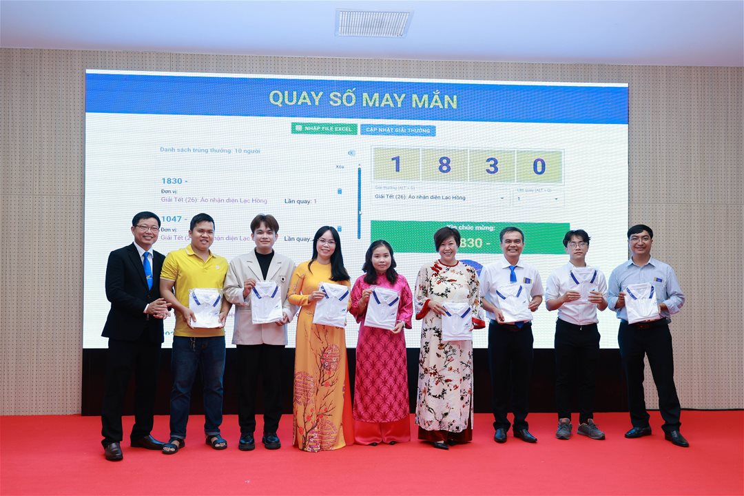 Vòng quay may mắn đầu năm với muôn vàn giải thưởng hấp dẫn.